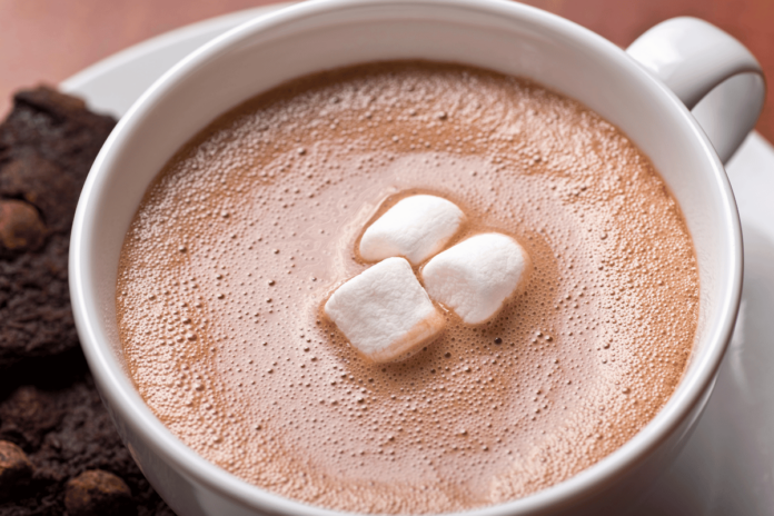 Aprenda a Fazer um Chocolate Quente Cremoso com Marshmallows