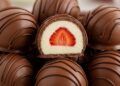 Bombom de Morango Caseiro com Chocolate e Recheio Cremoso 9 Bombom de Morango Caseiro com Chocolate e Recheio Cremoso