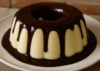 Pudim de Sorvete com Calda de Chocolate