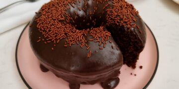 Bolo de Chocolate Fácil e Molhadinho