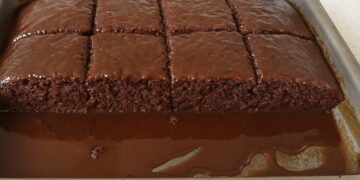 Bolo de Chocolate Fácil e Molhadinho