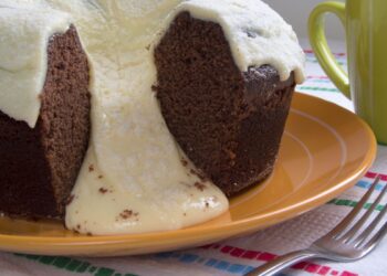 Bolo vulcão de chocolate com leite ninho: uma explosão de sabores 2 Bolo vulcão de chocolate com leite ninho: uma explosão de sabores