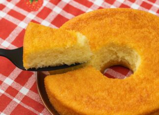 Bolo de Fubá Cremoso com Leite de Coco – Lanche Caseiro Simples para o Dia a Dia