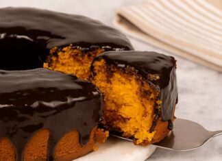 Bolo de Cenoura Fofinho com Cobertura de Chocolate - Clássico e Fácil de Fazer