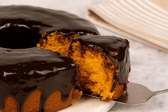 Bolo de Cenoura Fofinho com Cobertura de Chocolate - Clássico e Fácil de Fazer