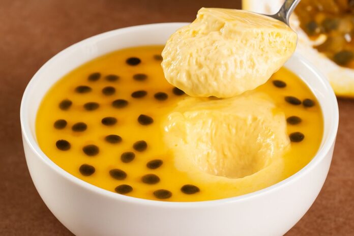 Mousse de Maracujá Cremoso com 3 Ingredientes – Sobremesa Rápida Sem Gelatina