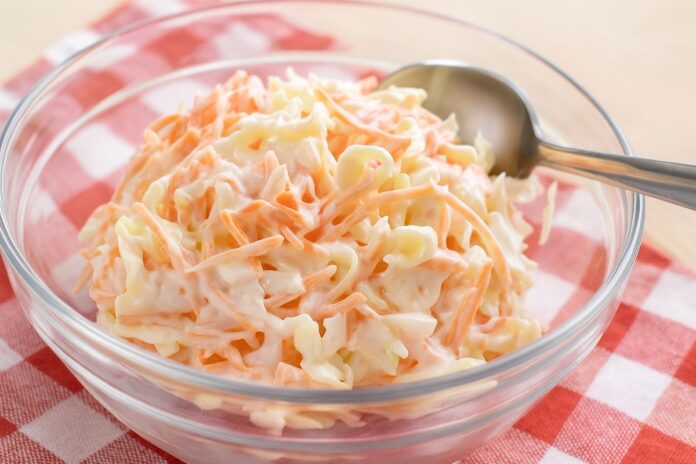 Salada de Repolho Cremosa – Acompanhamento Refrescante e Fácil para o Dia a Dia