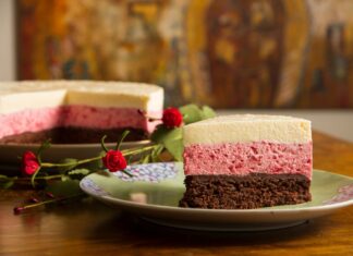 Bolo Mousse Napolitano: Uma explosão de sabores em camadas irresistíveis