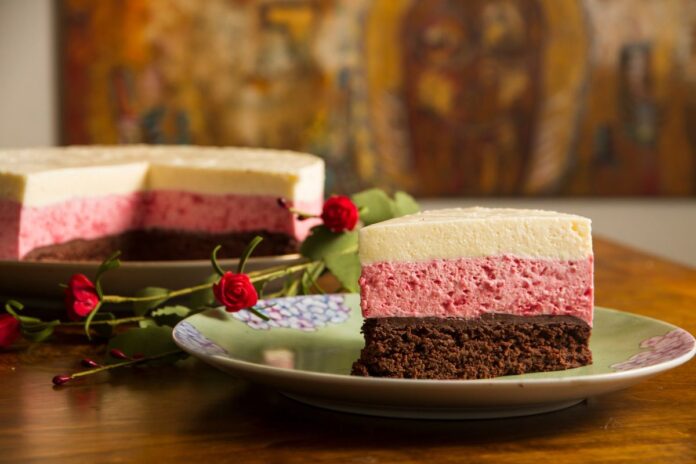 Bolo Mousse Napolitano: Uma explosão de sabores em camadas irresistíveis