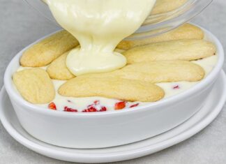 Sobremesa Natalina de Travessa com Creme e Biscoito – Doce Gelado para a Ceia