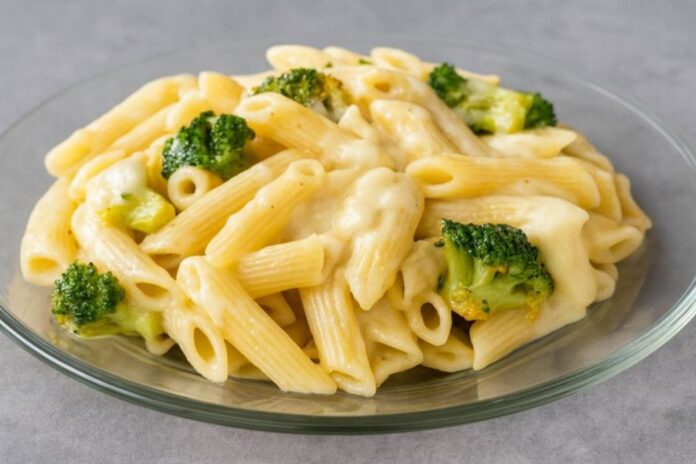 Macarrão Cremoso com Molho Branco e Brócolis