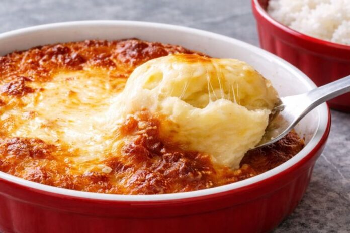 Escondidinho de Frango com Purê de Batata Gratinado no Forno