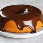 Bolo caseiro simples de cenoura com cobertura cremosa de chocolate.