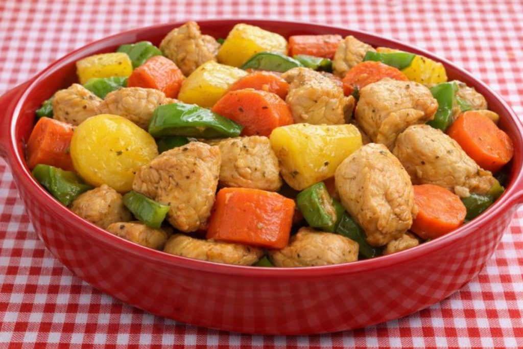 Frango Refogado com Legumes – Receita Simples e Saudável