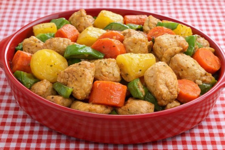 Frango Refogado com Legumes – Receita Simples e Saudável