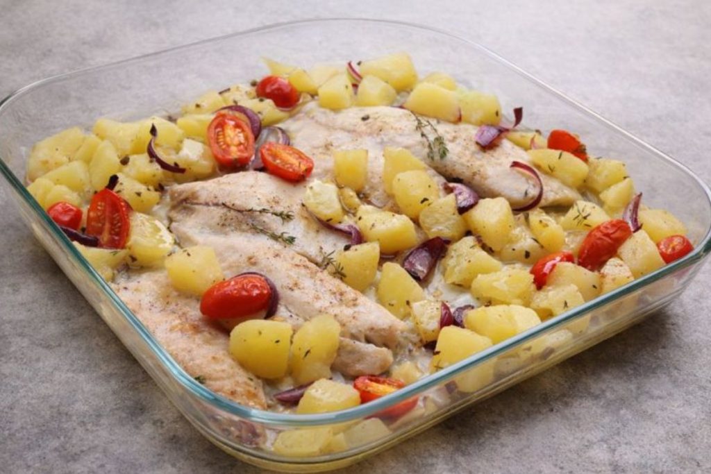 Peixe Assado no Forno com Batata e Cebola
