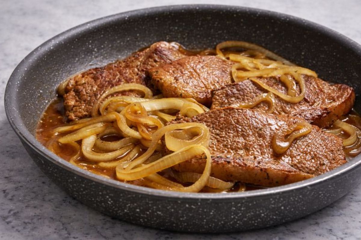 Bife Acebolado na Frigideira com Molho Caseiro