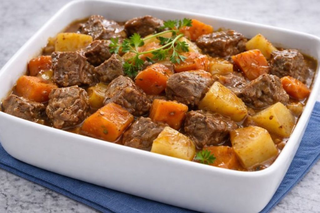 Picadinho de Carne com Batata e Cenoura