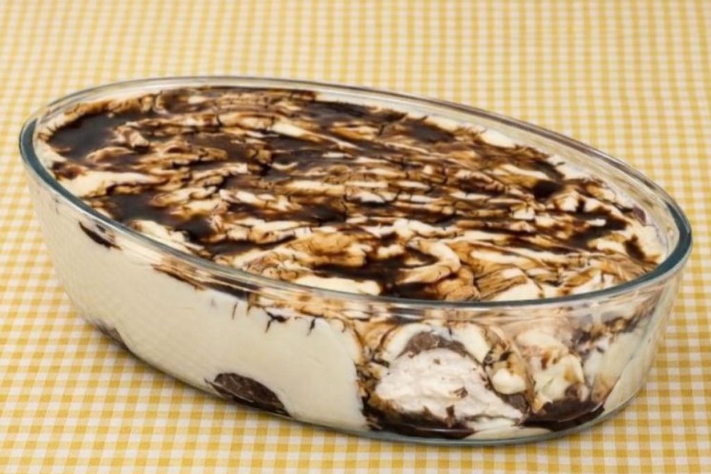 Sobremesa Gelada de Chocolate na Travessa com Apenas 4 Ingredientes