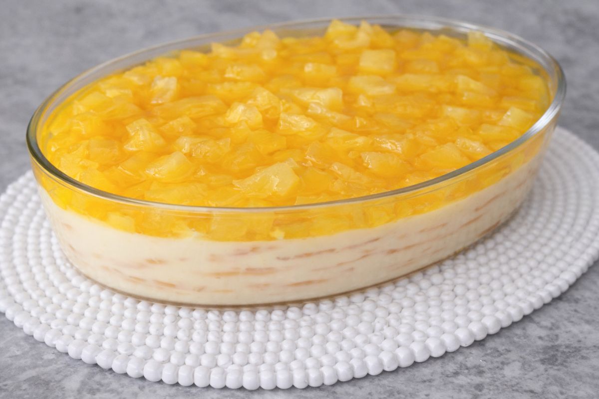 Sobremesa de Abacaxi Gelada com Creme Leve e Camada de Fruta