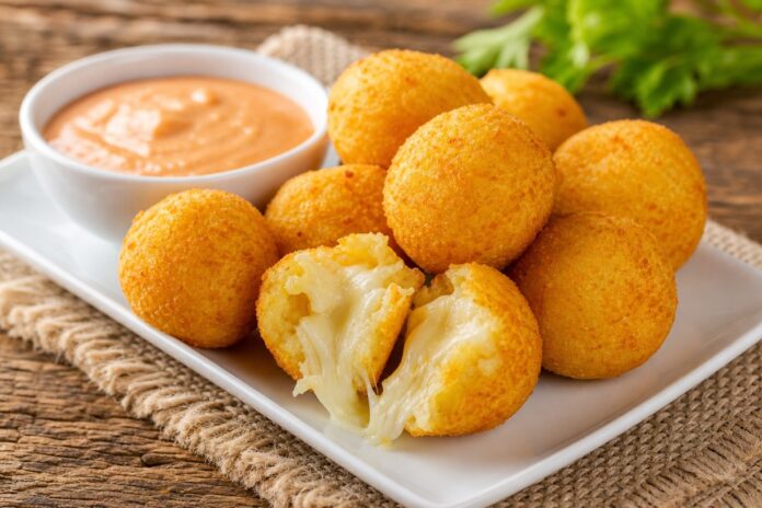 Bolinha de Aipim com Queijo