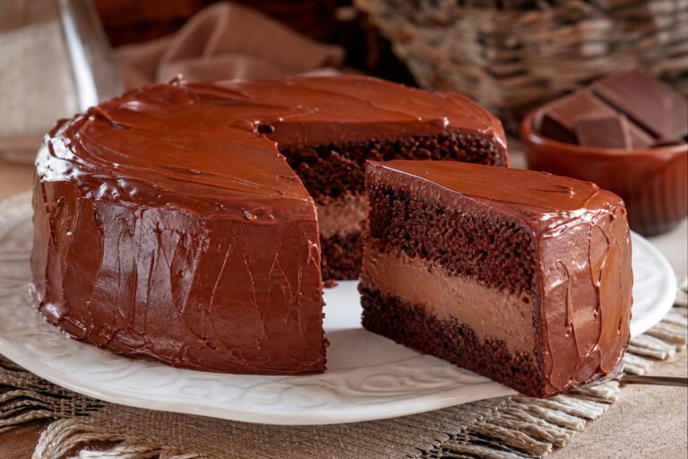 Bolo de Festa Simples e Fofinho com Recheio Cremoso – Receita Fácil para Iniciantes