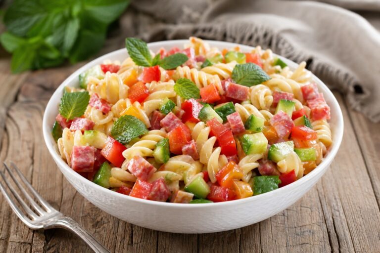Salada de Macarrão Integral com Vegetais Crocantes e Molho de Limão e Hortelã